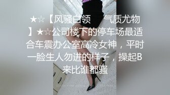 时装模特和摄影师大胆模仿优衣库在试衣间打炮