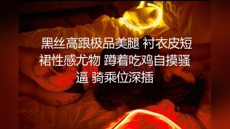 大神的漂亮小母狗，坐在床上拉下裤子一半，女友就迫不及待含住大鸡巴，努力吃鸡，小唇舌滑上滑下 真舒服！