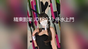 刺激绿帽老公抱着老婆，老婆被单男操。