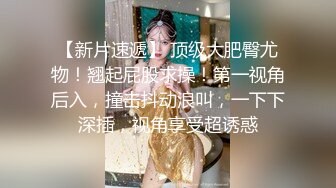 纹身小姐姐 眼睛和无毛小穴真勾人 把这样迷人的裸体搂在怀里 鸡巴根本不会有软下来的时候