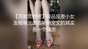  长相清纯娇小身材嫩妹足球宝贝装品牌，脱掉衣服翘起屁股露肥逼，深喉交后入抽插摸阴蒂