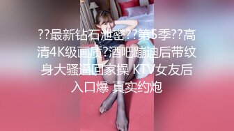 长相清纯火辣身材巨乳妹子酒店3P啪啪，黑丝口交猛操晃动大奶给摄影小哥口交，后入大屁股再自慰诱惑