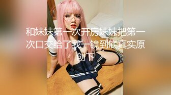 异域风情小女友，可爱性感风，躺在床上玩手机