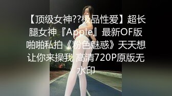 长相甜美妹子穿上连体网袜3P啪啪，特写大黑牛玩弄粉穴边后入边口交，妹子玩的很开心非常诱人