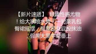 厕拍大神手冲Chen潜入某商圈把附近几个女厕拍个遍偷拍各式各样的女人尿尿,经常躲在里面一边看逼一边打飞机