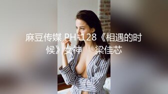 家庭摄像头监控，夫妻待俩儿子睡觉，悄悄调情挑逗妻子吸奶，刺激的在娃娃身边打炮 声音太大害儿子翻了个身，少妇笑得开心，刺激哦！