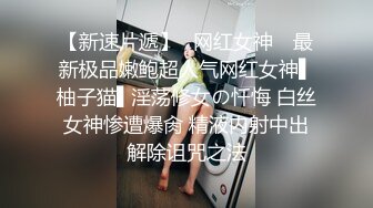 灰丝漂亮伪娘 露着仙棒吃面不过瘾还撸了一发 全然不顾店里监控和旁边的顾客 看外表还真是个大美人儿