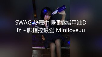   蝴蝶逼大屁股骚女人都这么骚吗？倒立着让小哥用双道具抽插逼逼和菊花