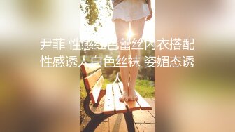 年轻妹子挑逗躺着沙发上玩手机的男友，最后被内射了好多