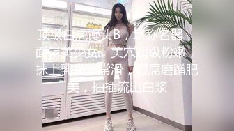 金发女郎做了一个深口交，然后站起来后入式，并得到了鞭子。