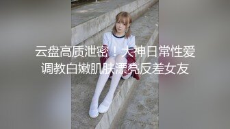 最新4月震撼！万人在线追踪OF甜美可爱清纯风博主【绯红小猫】露脸私拍②，各种大号道具双洞疯狂紫薇，相当反差 (4)