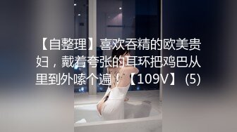 淫少妇一女三男4P大战蝙蝠侠头套白皙奶子豹纹丁字裤轮番上阵，摸奶足交两屌口交前后一起操任意玩弄