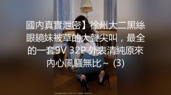 狂野的3P大作战，弟弟一起来服侍嫂子，娘们不仅漂亮，性欲还大的很，下体直接插进两根鸡巴，菊花和阴道爽得痛苦！