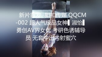 上面在玩吃鸡下面美女吃JB ，极品美女趴在桌子下口交