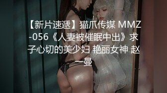 地铁TP穿低领上衣低头只顾玩手机的美眉大奶子