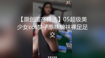 妹妹蒙眼跪舔近距离吃肉棒