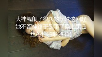 【新片速遞】 白色情趣内衣肉色丝袜丰满吊钟奶韵味美少妇酒店和单男露脸啪啪，无套操逼