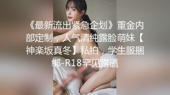 理发店老板娘兼职按摩卖淫女，全程露脸给小哥理完发后按摩，让小哥揉着奶子口交大鸡巴射精，精彩不要错过