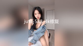 可爱系美少女【小晶晶】一脸呆萌卡哇伊，撩起小背心贫乳，揉搓小穴狂喷水，假屌深插娇喘