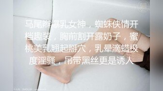  白毛女友穿白丝，爱在镜头前比耶