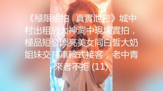 十月水上乐园更衣淋浴室偷拍身材不错的苗条靓女独自一人淋浴