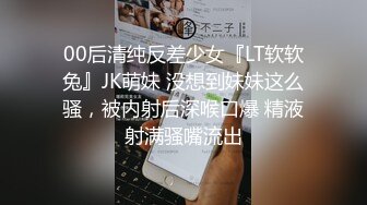 清纯眼镜妹 排练结束赶紧躲进更衣室，下面骚穴奇痒无比 超想要，顾不了外面的队友说话了，自慰爽一番 !