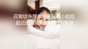 影视基地偷拍到一个美女群演光线不够手电筒来凑