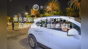 商场女厕全景偷拍珠宝店黑色美女店员的极品美鲍鱼