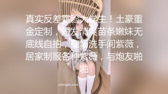 大胆牛人尾随偷拍回家的性感连衣短裙高跟长腿美艳少妇在她儿子面前将手机直接塞裙底开电筒拍非常刺激