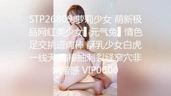 反差骚学妹⭐清纯活力少女〖ssrpeach〗刚健完身小骚穴就受不了了，跪在椅子上翘起小屁屁让大鸡巴后入