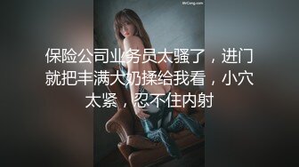   极品瑜伽教练牛仔裤女神上演一字马 这个姿势干逼礼物不断 肤白貌美 罕见尤物