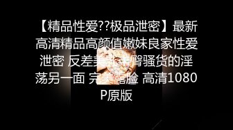 穿情趣装的极品女友全程露脸跟小哥激情啪啪，白丝诱惑激情上位跟狼友互动撩骚，让小哥无套爆草多体位蹂躏