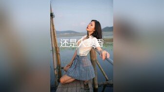 固定全景脸逼同框，服装城女厕偸拍多位少女少妇方便，红衣皮靴女蹲下后穴门大开属实有点想入非非了1