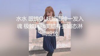 扒开女友性感内裤