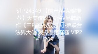 迷人诱惑黑色连衣裙人妖舞动身材玩性感勾引骚妇相互爱抚接吻蹲下吃屌和猛男玩激情3P爱爱