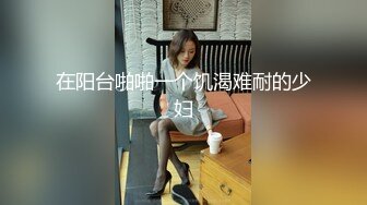  小骚逼露脸洗干净了伺候小哥哥诱惑狼友，舔鸡巴的样子好骚吸蛋蛋，深喉抽插