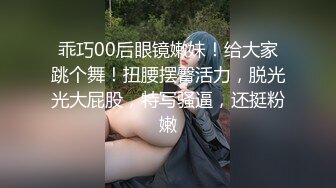 老哥爱玩大洋马！大长腿极品洋妞！翘起屁股模穴，脱下内裤掰开骚穴，跪地埋头吃吊