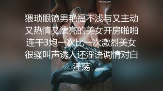 纯情的孕妇一个人诱惑狼友直播，互动撩骚听指挥玩弄大骚奶子，掰开骚穴看逼逼，要舔狼友大鸡巴看起来好骚