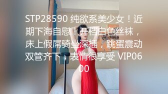 软软甜甜又骚骚的妹子全程露脸大秀直播，跟狼友互动撩骚，奶子甩起来诱惑，道具不停抽插骚穴，呻吟可射刺激