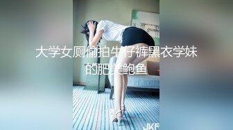   艺校水嫩漂亮的2美女为了赚外快和3男到KTV厕所啪啪