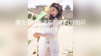 商场隔板女厕后拍美女尿尿 阿姨吃多了来厕所抠喉