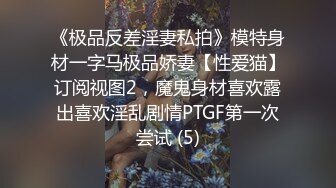 00后双马尾萌妹，黑白丝袜玻璃棒插无毛骚穴，抬起双腿特写视角，搞得小穴很湿