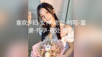 大妈好狂野穿着女仆装逼带大铁链