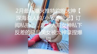  幸福老哥啪啪00后嫩妹子边操旁边还有个妹子舔奶，掀开被子上位骑乘后入抽插童颜大奶