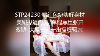 《极品反差❤️露脸学生妹》外语大学知名公交车痴女，为了求干什么都敢玩，户外露出、吃精、3P样样精通，长相一般但真的骚