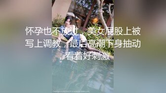 【在线】两个小伙带小姐到KTV包房灌啤酒还让人脱了站在桌子上唱歌