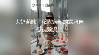 镜子前面操反差婊最爽了！网红脸美女跪着胯下吃鸡还对着镜子后入，大奶子一甩一甩 充满征服感