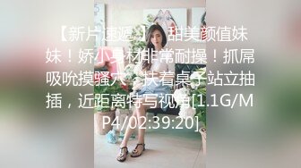 颜值高美女又风骚淫声荡语跳蛋抽插，给小哥舔鸡巴好骚逼里塞着跳蛋上位蹭鸡巴滑进逼里