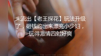 主题酒店热恋小情侣开房操逼自带情趣装小伙拨开内裤扣小穴